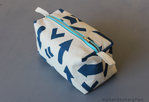 printed boxy pouch Side
